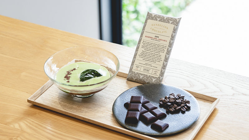 美味しさにひと手間を。煎茶仕立ての冷たい抹茶と、玄人好みのチョコの相性はいかに?