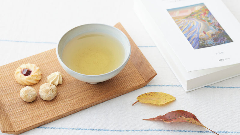 読書のひとときに飲む「ジュニパーベリー」×「やえほ 天竜」レシピ