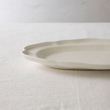 画像をギャラリービューアに読み込む, 亀田文 白釉花形オーバルリム皿
