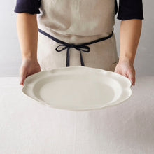 画像をギャラリービューアに読み込む, 亀田文 白釉花形オーバルリム皿