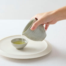 画像をギャラリービューアに読み込む, 齋藤有希子 牡丹唐草白釉平茶杯
