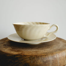 画像をギャラリービューアに読み込む, 安齋新・厚子 乳香色ねじりティーカップ&ソーサー