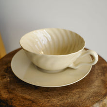 画像をギャラリービューアに読み込む, 安齋新・厚子 乳香色ねじりティーカップ&ソーサー