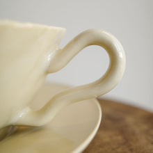 画像をギャラリービューアに読み込む, 安齋新・厚子 乳香色ねじりティーカップ&ソーサー