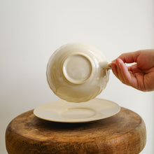 画像をギャラリービューアに読み込む, 安齋新・厚子 乳香色ねじりティーカップ&ソーサー