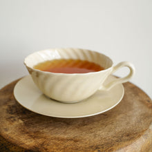 画像をギャラリービューアに読み込む, 安齋新・厚子 乳香色ねじりティーカップ&ソーサー