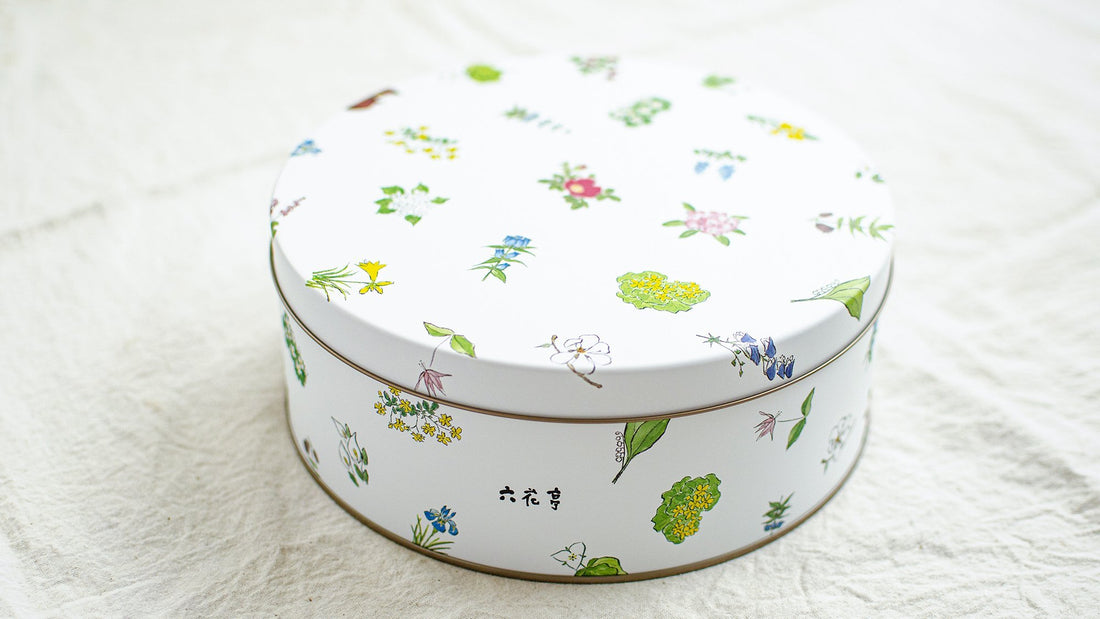 【お菓子とお茶】ときめきの宝箱。六花亭「六花セレクト缶」と「001 はるもえぎ」
