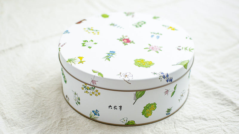 【お菓子とお茶】ときめきの宝箱。六花亭「六花セレクト缶」と「001 はるもえぎ」
