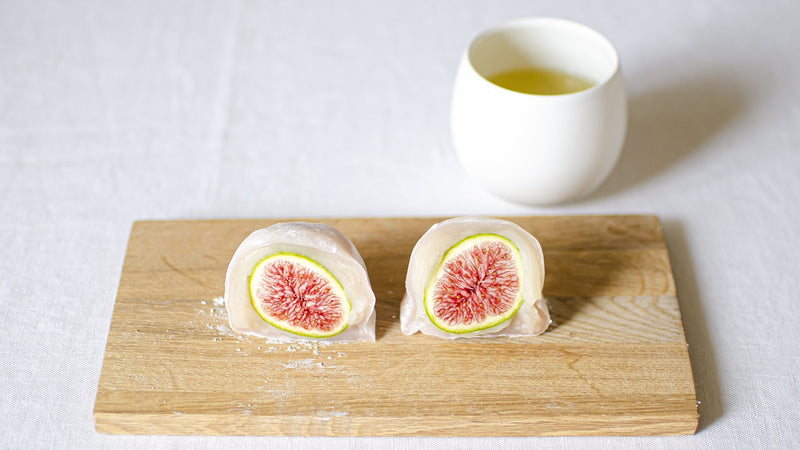 【お菓子とお茶】朝採れのフレッシュな果実を使った富久屋「いちじく大福」とハーブの香りの「002 香駿」で至福の秋茶会