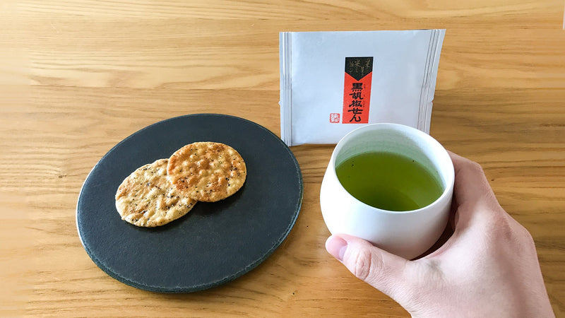 【お菓子とお茶】“埼玉の味”でペアリング！おせんべいやさん本舗 煎遊の「黒胡椒せん」と「010 ふくみどり」で大人スパイシーに