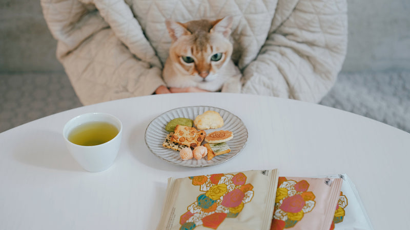 お菓子とお茶(と猫)｜こたつと、お茶と、おかきがあれば。赤坂柿山「ななこ」と「045 おくみどり 霧島」