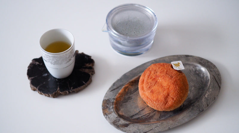 お菓子とお茶｜アマゾンカカオのクリームをたっぷり堪能。teal「アマゾンカカオのクリームドーナツ」と「010 ふくみどり」