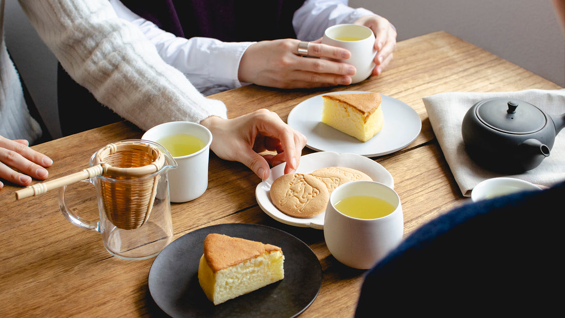 お茶とお菓子とおしゃべりと。昔から変わらない「お茶おんな」の集いのこと