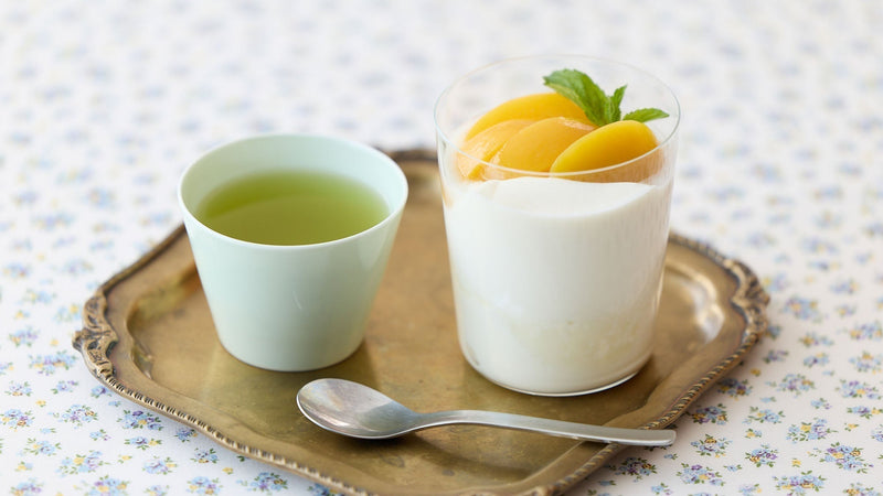 香りを楽しむ夏レシピ。桃のコンポートを添えたミルクプリンと「001 はるもえぎ」