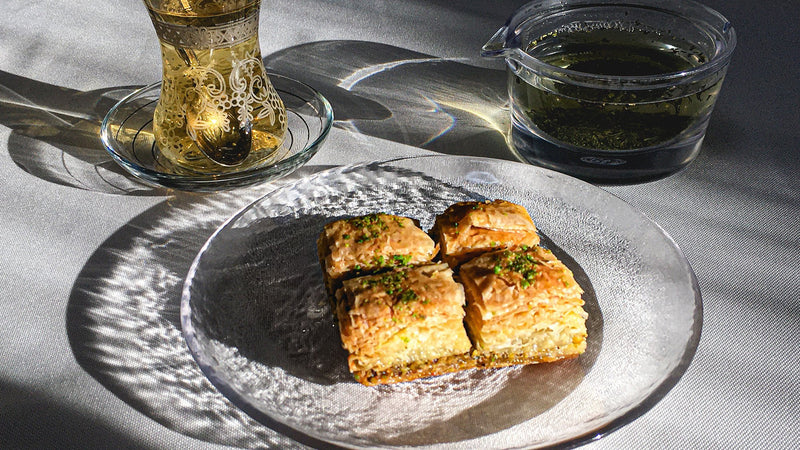【お菓子とお茶】トルコの魅惑スイーツ。東京ジャーミイハラールマーケットの「バクラヴァ」と「047 釜炒りはるもえぎ」で未知の世界へ
