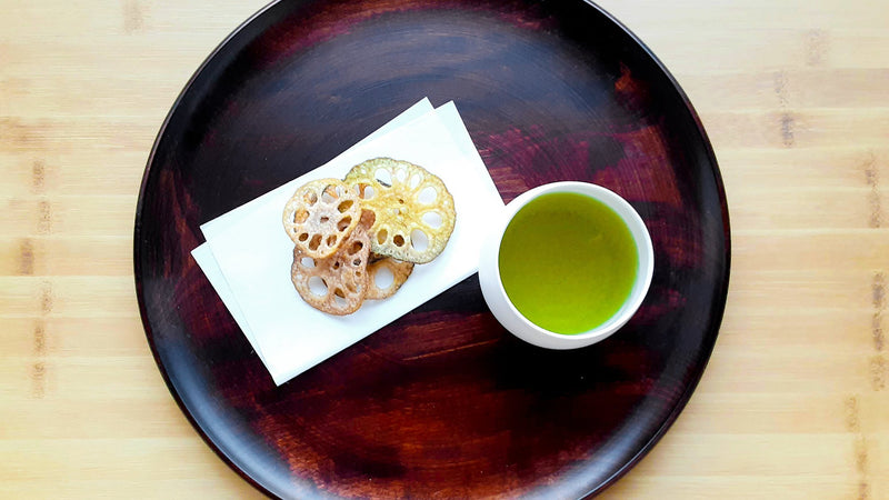 【お菓子とお茶】からし蓮根屋さんが作った「れんこんチップス」と「005 おくみどり」。ピリッと辛い煎茶のペアリング