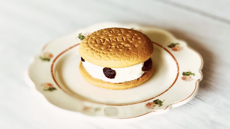 【お菓子とお茶】ギンビスのカフェ「銀座ベーカリー」の「カステラビスケットサンド」と「044 うじみどり」