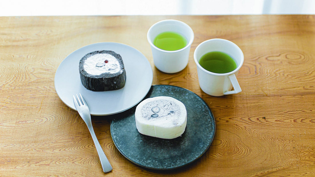 【お菓子とお茶】麻布十番・しろいくろの「塩黒豆ロールケーキ」。和の香りとアクセントに新茶「ゆたかみどり」を合わせて