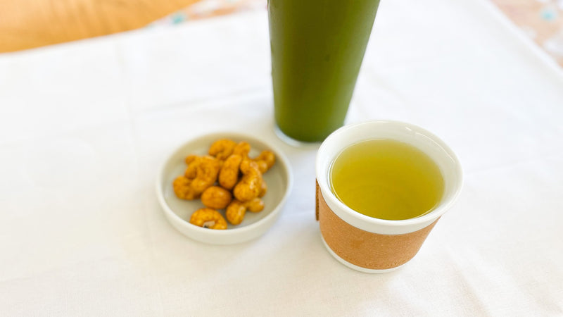 【お菓子とお茶】夏のお供にスパイスを。富澤商店の「カレーカシューナッツ」と「015 おくゆたか」。ときどき粉末緑茶ビール