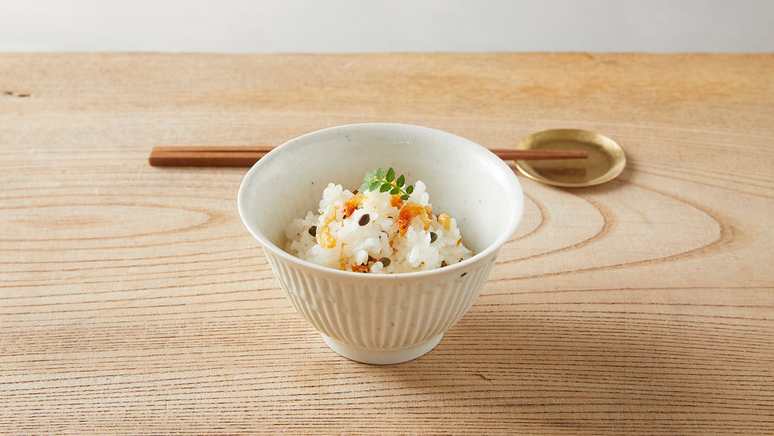 雑器をもとに作られた、繊細で安定感のあるうつわ。竹下努「縁反鎬飯碗」