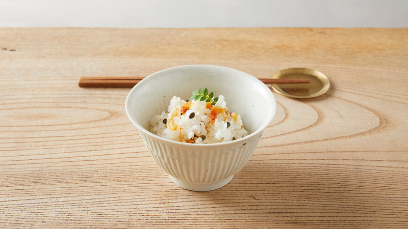 雑器をもとに作られた、繊細で安定感のあるうつわ。竹下努「縁反鎬飯碗」