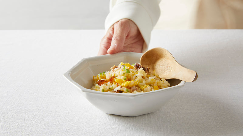 シャープな線と柔らかいカーブでどんな食卓にも合う。中村豊実「白八角鉢」