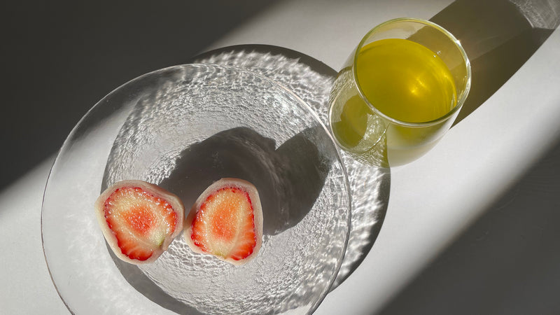 【お菓子とお茶】2022年の正月を迎える。弁才天のフルーツ大福「紅ほっぺ」と「010 ふくみどり」