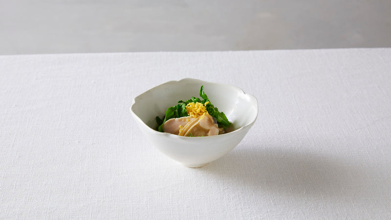 テーブルに咲く陶器のお花。中里花子「花弁小鉢」