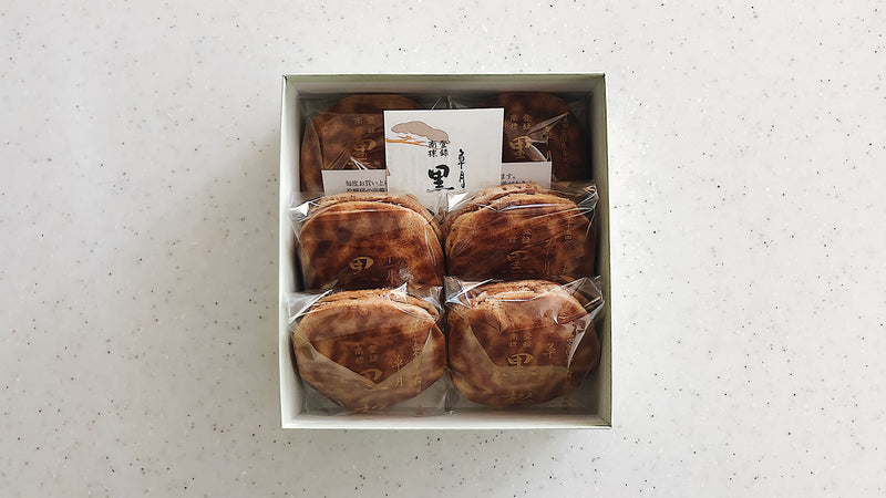 お菓子とお茶｜虎模様のどら焼き「黒松」と「037 つゆひかり 大山」