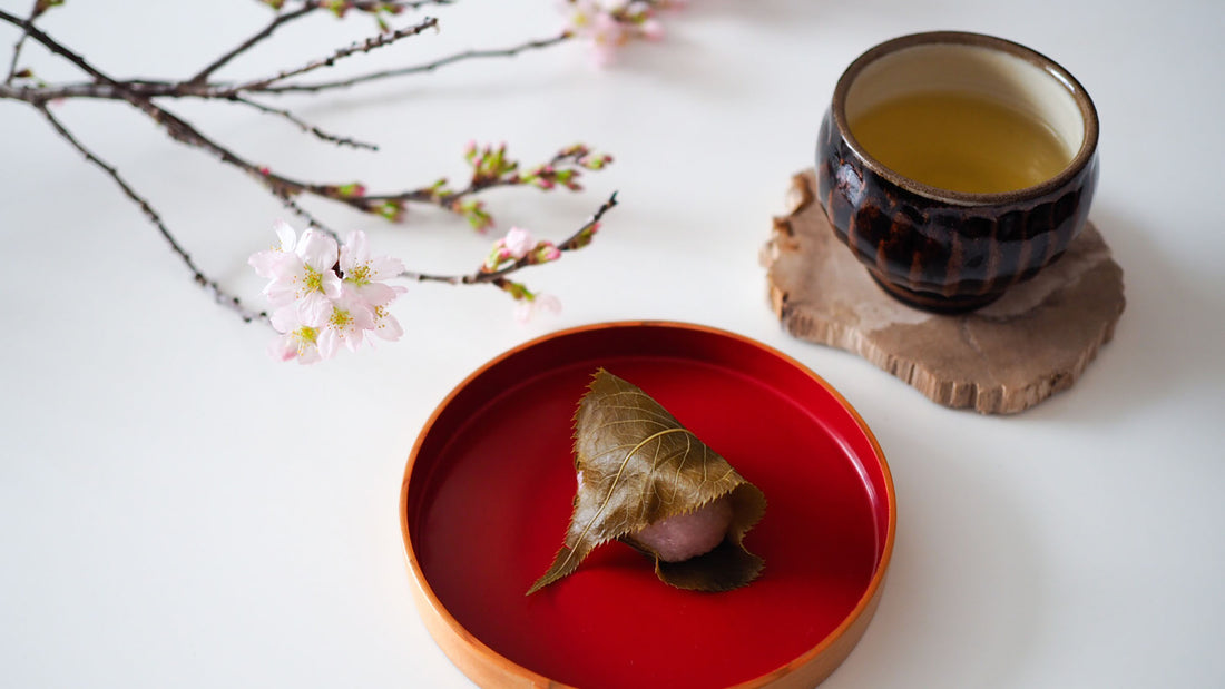お菓子とお茶｜口の中で上品な春を味わう。松右衛門「桜もち」と「017 藤枝かおり」