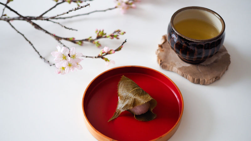 お菓子とお茶｜口の中で上品な春を味わう。松右衛門「桜もち」と「017 藤枝かおり」