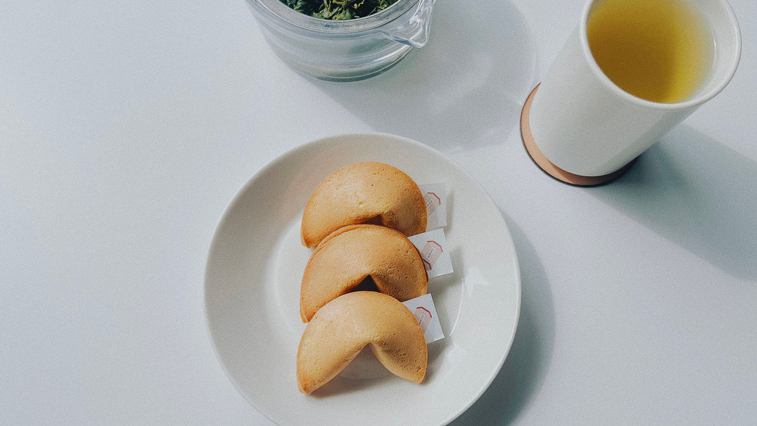 お菓子とお茶｜お菓子で運試し！  神戸創作菓子店 十字堂「パンダフォーチューンクッキー」と「047 釜炒りはるもえぎ」