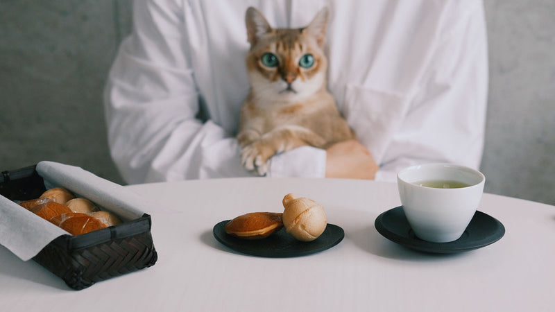 お菓子とお茶(と猫)｜どら焼きと、鈴と、猫。鈴懸「◯すず籠」と「053 はると34」