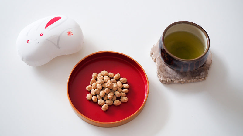 お菓子とお茶｜ぴょん、と飛躍の一年を。まめや金澤萬久「有機大豆の炒り豆・みたらし豆」と「034 ゆたかみどり」