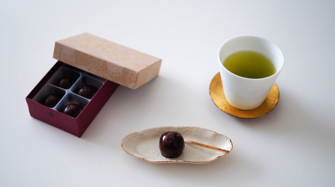 お菓子とお茶｜あんことカカオで洋酒の味わい。亀屋良長「烏羽玉CACAO」と「012 あさつゆ」