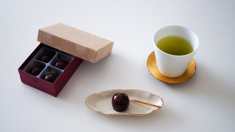 お菓子とお茶｜あんことカカオで洋酒の味わい。亀屋良長「烏羽玉CACAO」と「012 あさつゆ」