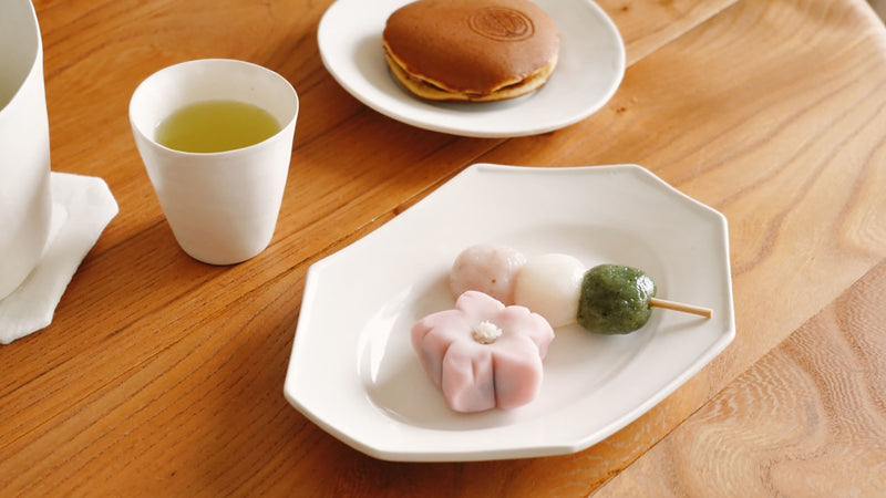 お菓子とお茶｜お茶の時間に春を。京都まるに抱き柏のあんこ菓子と「039 さきみどり 出雲」