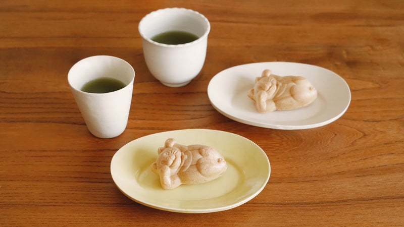お菓子とお茶｜寝転ぶ姿が愛らしい。御菓子司 白樺「たらふくもなか」と「056 やぶきた 臼杵」