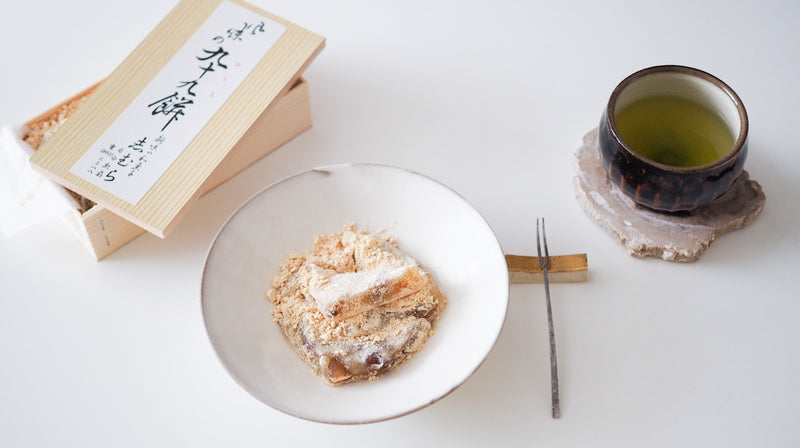 お菓子とお茶｜ふんわり柔らかな甘さに心まで包まれる。目白 志むら「九十九餅」と「056 やぶきた臼杵」