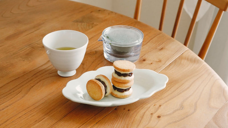 お菓子とお茶｜ときめきがつまった。Sweets&Books キノシタ「レーズンバターサンド」と「005 おくみどり」