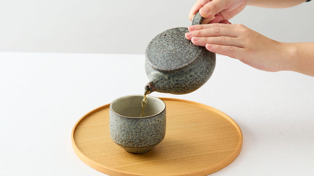 お地蔵さまのようなグリーングレーと白のコントラスト。飯高幸作さんの器