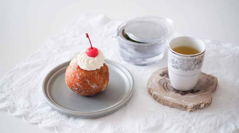 お菓子とお茶｜かわいくて、どこか懐かしい。Chigaya蔵前「クリームドーナツ」と「022 かなやみどり」