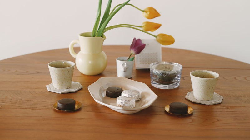 お菓子とお茶｜maison du mielの「マカダミアとキャラメルのショコラサンド」と「036 みなみかおり」で心ときほぐれるお茶時間