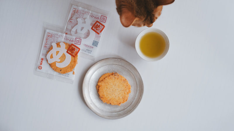 お菓子とお茶（と猫）｜明太子と魚介の香りがお茶に合う。福太郎の「めんべい」と「043 やまとみどり」