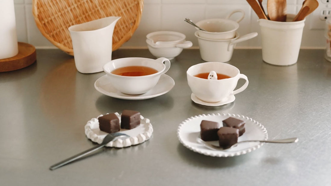 お菓子とお茶｜ホレンディッシェ・カカオシュトゥーベ「バウムシュピッツ」と「和紅茶 さやまかおり」