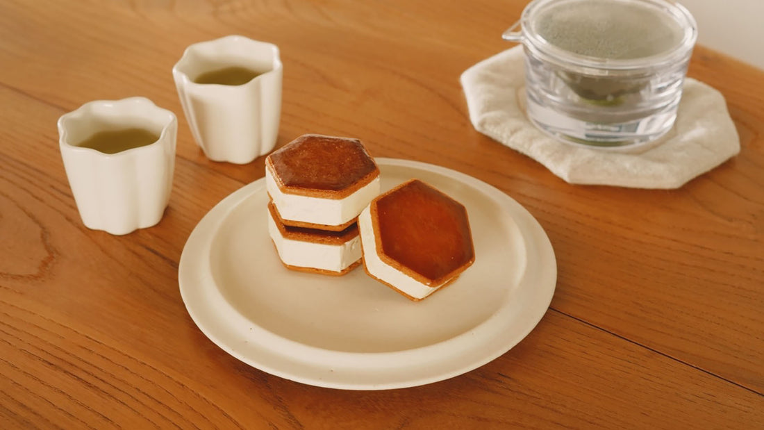 お菓子とお茶｜DEAR BUTTER SANDの「幸せの焦がしバターサンド」と「001 はるもえぎ」