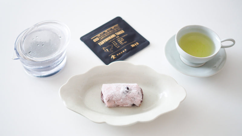 お菓子とお茶｜塩豆大福のなかからふわり桜が香る。双松庵 唯七「さくら塩豆大福」と「055 つゆひかり 武雄」