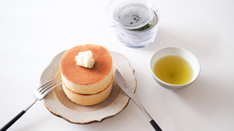 お菓子とお茶｜カリッとふわっと、幸せを。ペドラブランカ「新潟県産米粉100％厚焼きホットケーキ」と「054 あさのか」