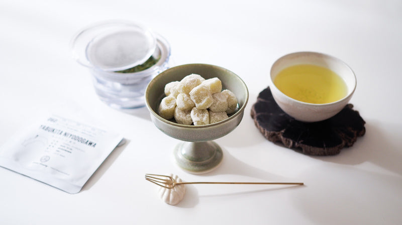 お菓子とお茶｜せわしない師走に、柚子でゆったりと。鶴屋吉信「柚餅」と「060 やぶきた 仁淀川」
