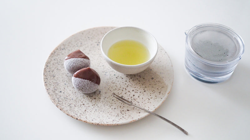 お菓子とお茶｜栗の中から栗ひと粒、まるごと栗！ 御菓子司翠江堂「こなし 栗形」と「029 めいりょく」